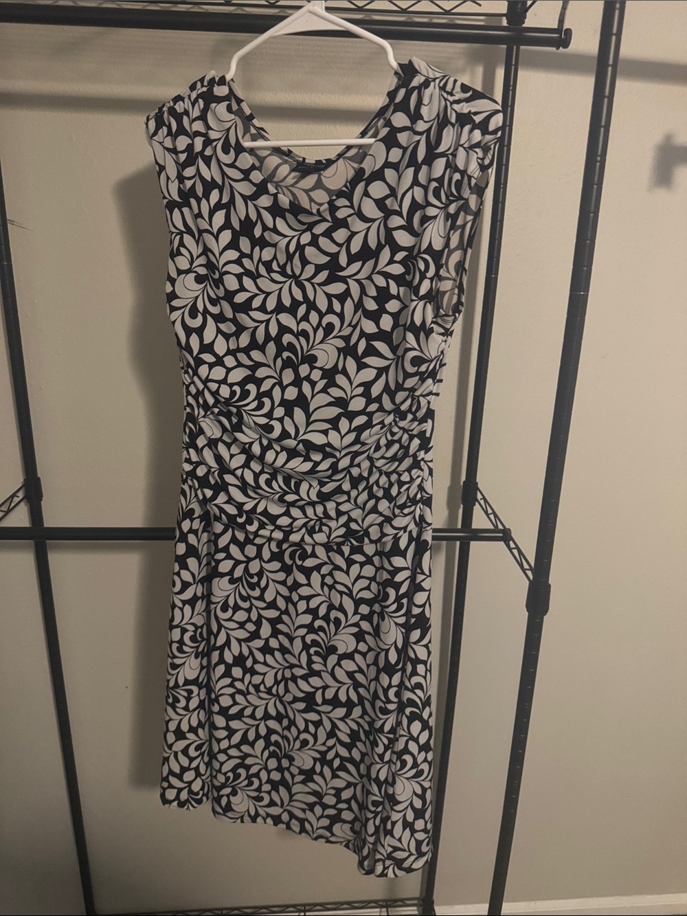Enfocus Studio Black & White Leaf-Print Cap-Sleeve Sheath Dress